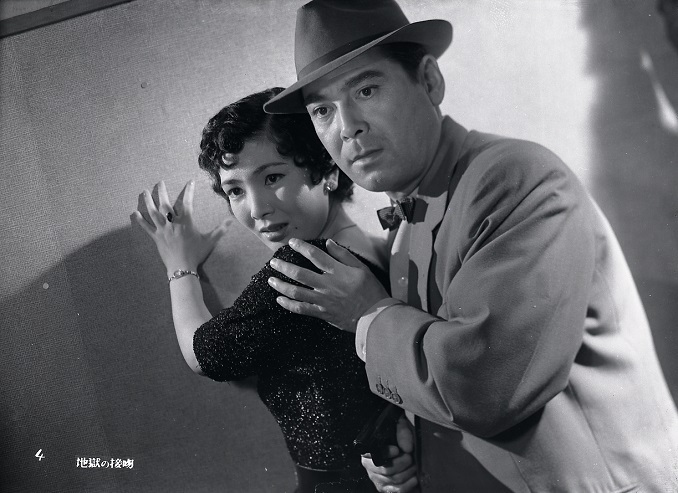 映画チラシ　地獄の接吻　日活映画　1955年　館名ゴム印 映画チラシ 地獄の接吻 日活映画 1955年 館名ゴム印 映画チラシ