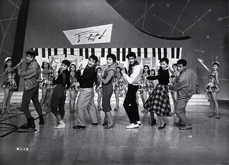 踊る太陽 お転婆三人姉妹 踊る太陽 | 映画 | 日活